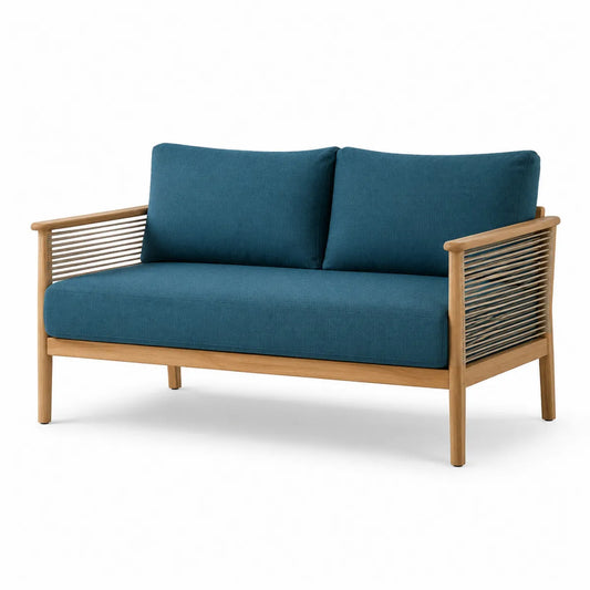 Drewniana dwuosobowa sofa z niebieskimi poduszkami