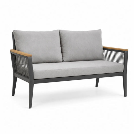 Sofa ogrodowa aluminiowa z szarymi poduszkami i drewnianymi podłokietnikami