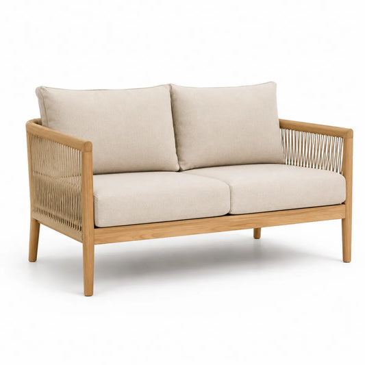 Dwuosobowa sofa z drewna teakowego z beżowymi poduszkami
